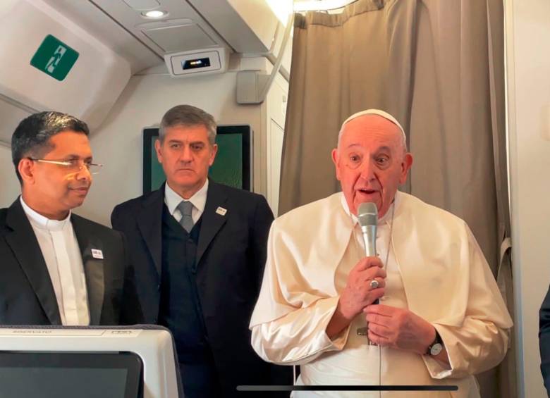 El Papa Francisco en su viaje de camino a África. FOTO: Tomada de Twitter @vaticannews_es