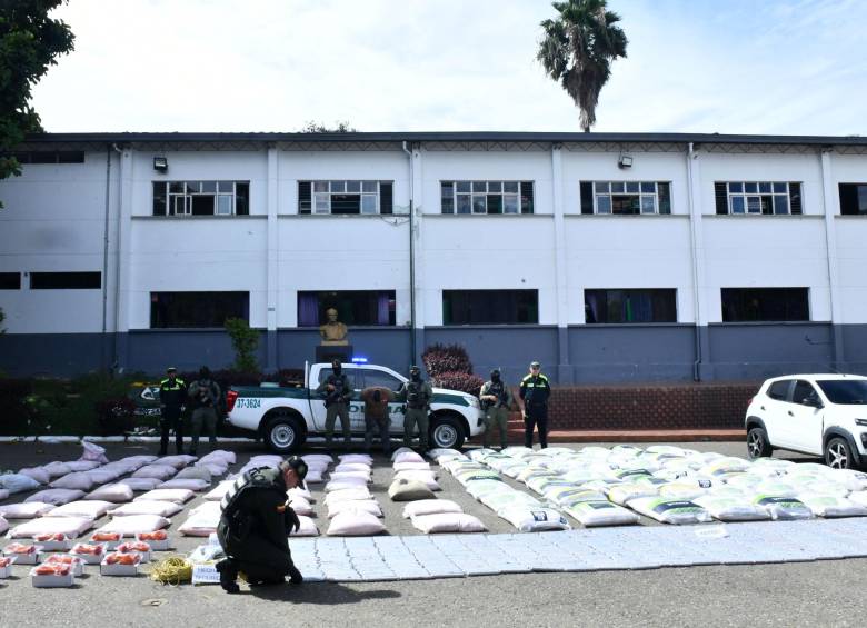El material incautado desplegado en uno de los patios de un comando policial. FOTO: Cortesía