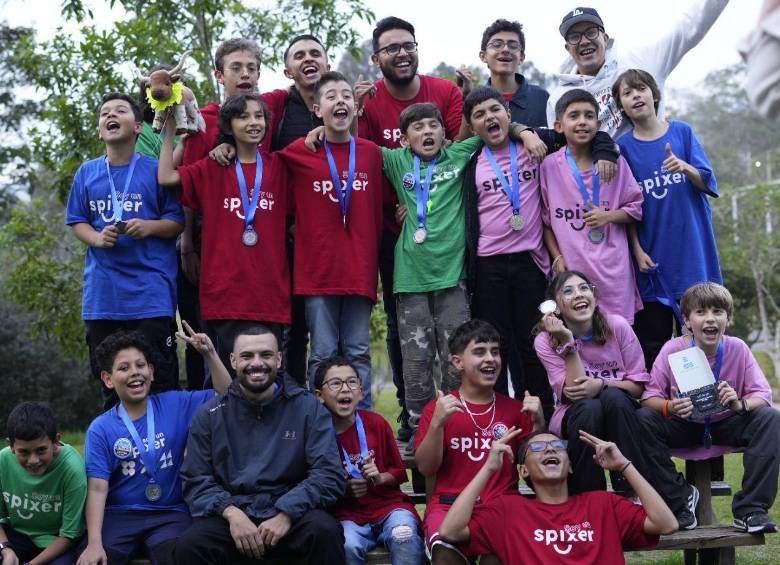 El equipo Spixers luego de haber resultado galardonados en una competición robótica. FOTO: Cortesía