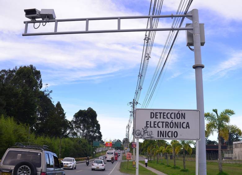 Una de las cámaras de fotodetección que ya operan en el municipio de Rionegro. FOTO: Cortesía