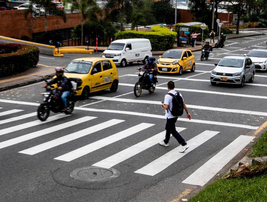 Así deben cruzar las personas que, a diario, transitan por la avenida Las Palmas. El riesgo es latente y las soluciones siguen sin aparecer. FOTO Julio César Herrera.