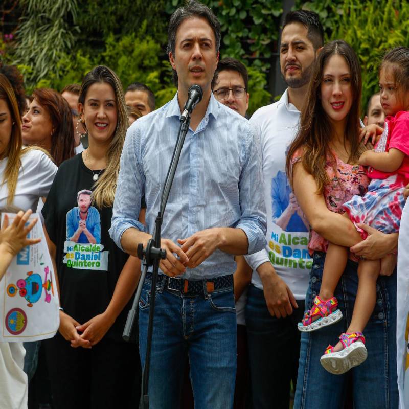 Daniel Quintero solo tardó once horas, después de su renuncia, para empezar a hacer campaña por sus alfiles políticos. FOTOS JAIME PÉREZ