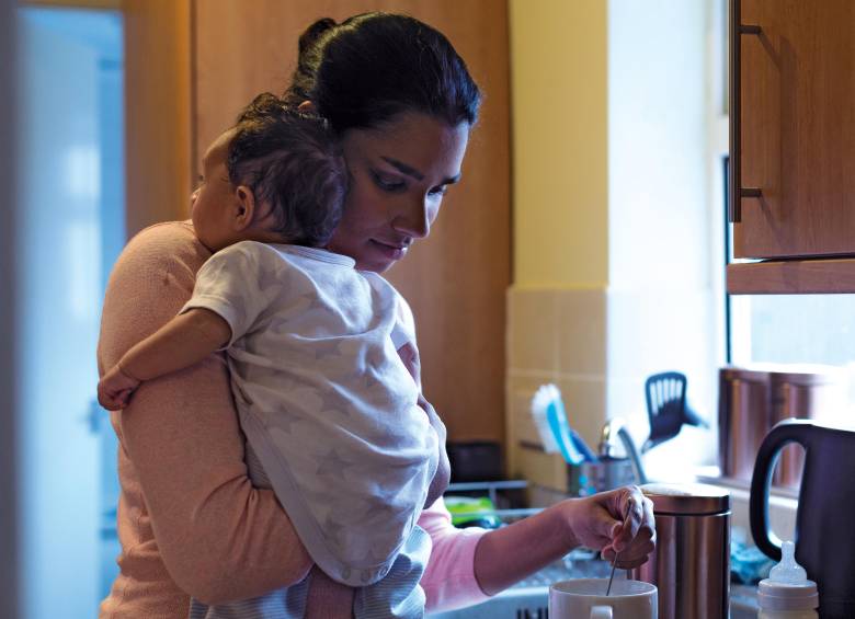 La mayoría de las mujeres consultadas afirmó que las cargas de cuidado recaen exclusivamente sobre ellas, dedicando gran parte de su tiempo a la crianza, el sostenimiento económico y los quehaceres. FOTO: GETTY