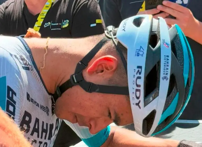 La imagen de Santiago Buitrago tras llegar a la meta este viernes después de su dramática caída. FOTO @ESPNCiclismo