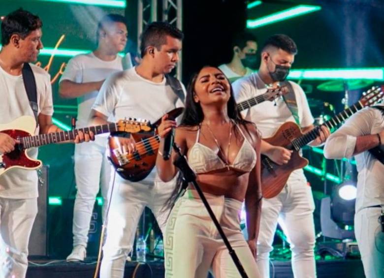 La cantante Natalia Curvelo, en presentación con su grupo musical. FOTO: TOMADA DE PERFIL PÚBLICO DE INSTAGRAM.