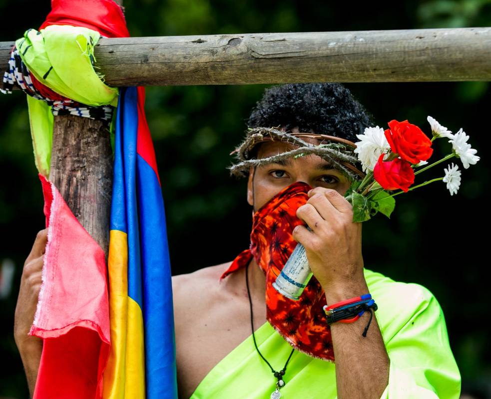 Cerca de 2.800 uniformados asumieron la labor de resguardar la seguridad de los manifestantes y de quienes no hacen parte de la movilización. Foto: JULIO CÉSAR HERRERA