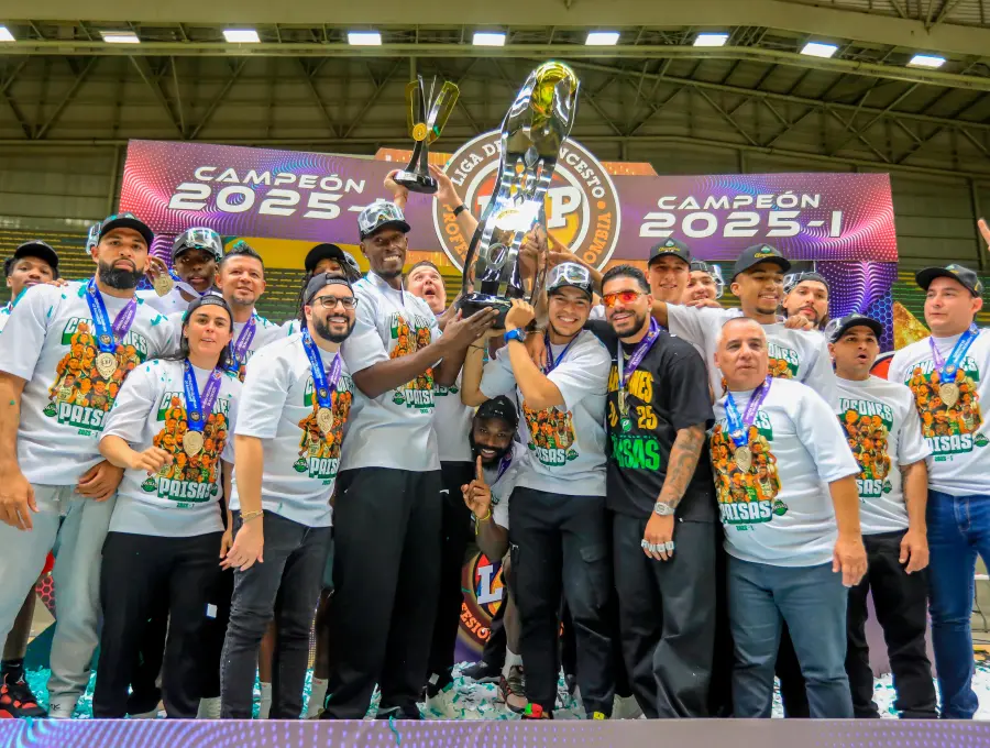 El equipo, de blanco, celebró el campeonato y levantó el trofeo con Ryan Castro, quien aparece vestido de negro. FOTO<b><span class="mln_uppercase_mln"> Esneyder Gutiérrez</span></b>
