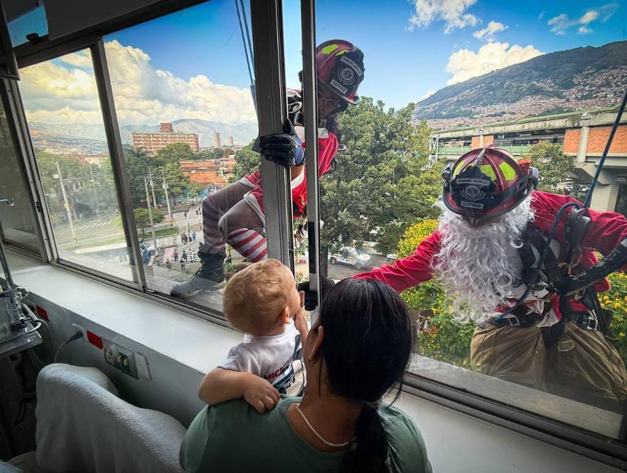 Los bomberos se descolgaron por las ventanas del hospital infantil San Vicente Fundación para alegrar la Navidad de los niños. FOTO: Cortesía Alcaldía de Medellín