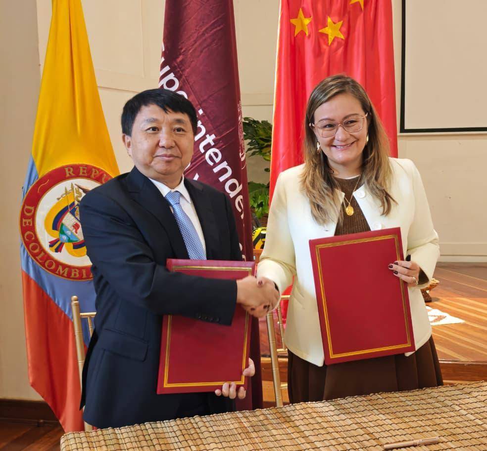 Luo Wen, ministro de la Administración Estatal para la Regulación de Mercado de la República Popular China y Cielo Rusinque, superintendente de Industria y Comercio de Colombia. Foto: Cortesía