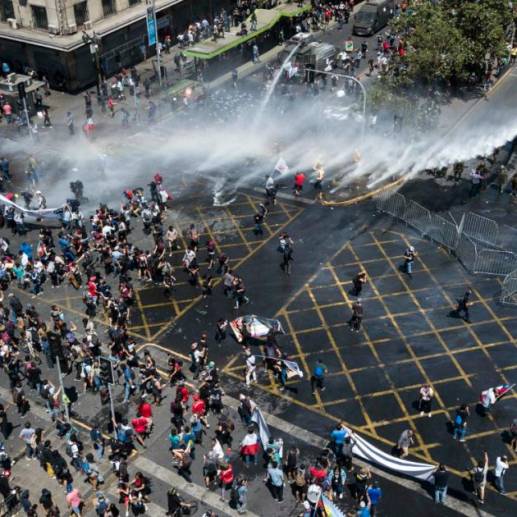 Los manifestantes se enfrentaron con la policía en los alrededores de la sede de gobierno chileno.<b> </b>FOTO: AFP