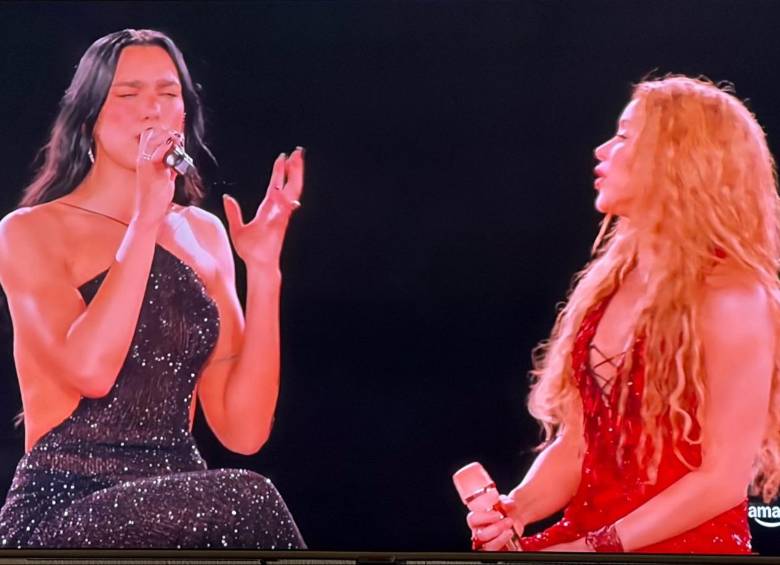 Shakira y Dua Lipa cantando Antología. FOTO: Tomada de video.