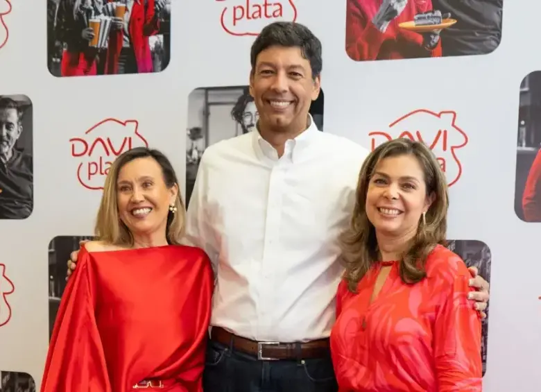 Maritza Pérez, vicepresidenta ejecutiva de Banca Personal y Mercadeo de Davivienda, Javier Suárez, presidente de Davivienda y Margarita Henao, CEO de Daviplata. FOTO: Cortesía Davivienda.