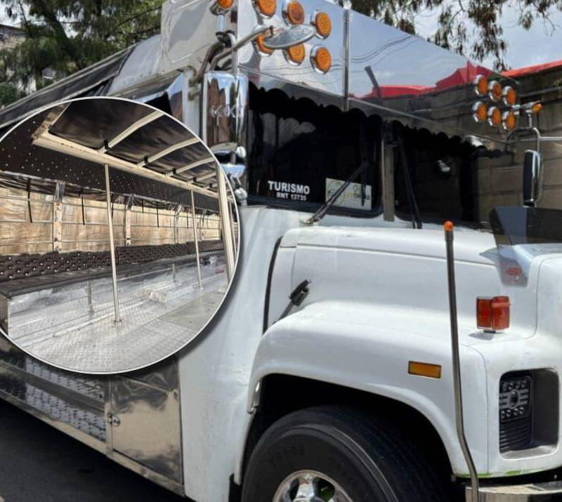 La chiva fue modificada para convertirla en una discoteca, con techo descapotado, sillas artesanales y operando en un sobrecupo que ponía en riesgo a sus pasajeros. Fotos: Alcaldía de Medellín.