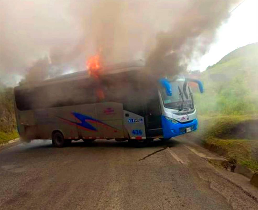 El paro armado anunciado por el Bloque Central Juan de Dios Úsuga David de las Autodefensas Gaitanistas de Colombia (AGC) fue decretado en respuesta a la extradición de Dairo Antonio Úsuga a Estados Unidos este miércoles. Bus incinerado en vía de Urabá. FOTO: CORTESÍA.