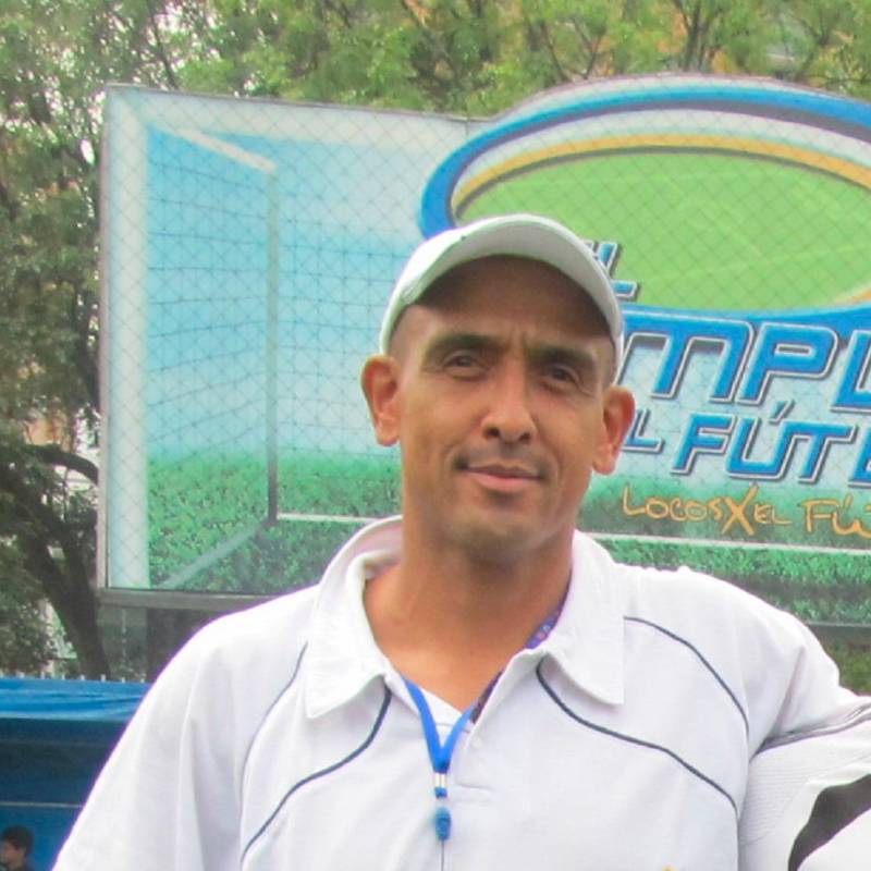 En la imagen aparece León Atehortúa, quien estaba dedicado a la formación de nuevos talentos. FOTO JENNIFER VILLAFAÑE