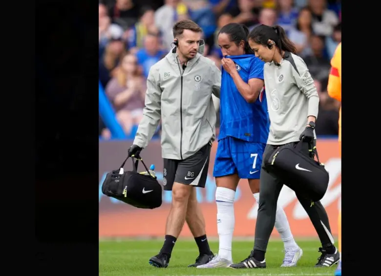 Mayra Ramírez salió lesionada del amistoso entre el Chelsea y AC Milan, por lo que fue sometida a una operación y estará de baja el resto del 2025. FOTO TOMADA X@CFC__Women