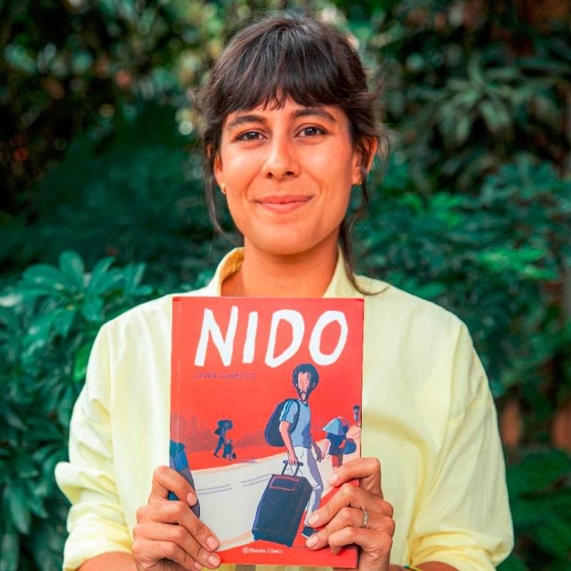  Laura Guarisco con su libro Nido. Foto: Carlos Velásquez. 