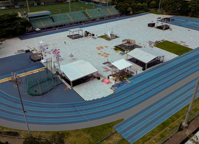 El estadio de atletismo Alfonso Galvis de Medellín ya está adecuado para recibir a los asistentes del Mañana será bonito fest, de Karol G. FOTO Manuel Saldarriaga.