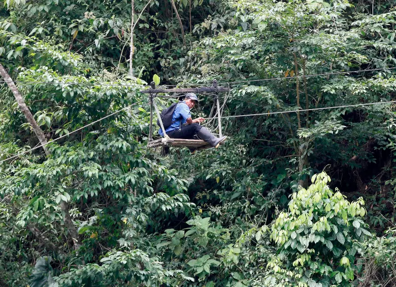 Las garruchas para cruzar el río Sucio, en Dabeiba, son usadas para recortar kilómetros de distancia, atravesando las selvas del Urabá y Occidente antioqueño. De una de ellas cayó el niño Uriel García Jumi, de 9 años. FOTO: MANUEL SALDARRIAGA