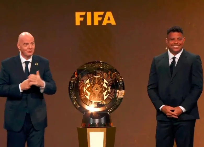 El presidente de la FIFA, Gianni Infantino, y el brasileño Ronaldo Nazario, junto al nuevo trofeo del Mundial de Clubes durante el sorteo. FOTO FIFA