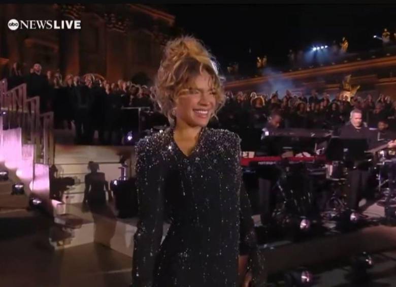 Karol G durante su presentación en el Vaticano, donde cantó junto a Andrea Bocelli en el evento Grace for the world. FOTO streaming Disney+