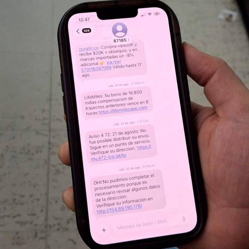 Los mensajes fraudulentos suelen utilizar situaciones cotidianas como multas, paquetes retenidos, pólizas o supuestos problemas bancarios para generar una reacción inmediata. FOTO: JOHAN GARCÍA, EL COLOMBIANO
