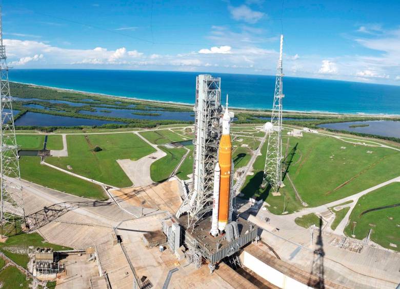 Fotografía del 15 de septiembre de 2022 cedida por la Nasa donde se aprecia una vista del sistema de lanzamiento espacial Artemis I (SLS) y la nave espacial Orion sobre el lanzador móvil instalados en la plataforma de lanzamiento 39B en el Centro Espacial Kennedy. FOTO Cortesía