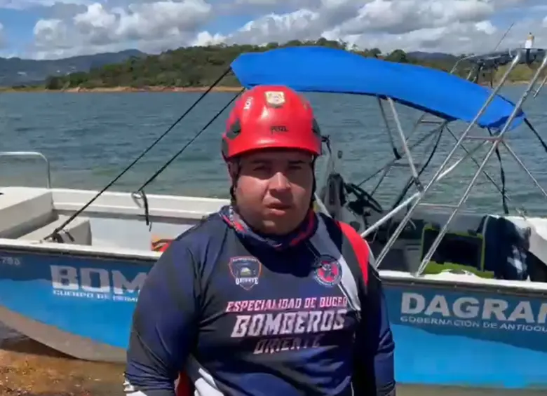 Henry Berrío, comandante del Cuerpo de Bomberos de El Peñol, informó que el nuevo punto de búsqueda del turista desaparecido tiene profundidades de hasta 50 metros. Foto: Cortesía
