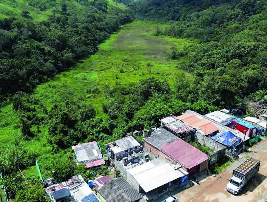 El lote (zona verde de la imagen) queda a unos 7 km de la zona central de Caldas. Mide 12,5 hectáreas pero se considera que solo 4 son aprovechables para el proyecto de planta de residuos. FOTO Manuel Saldarriaga. 