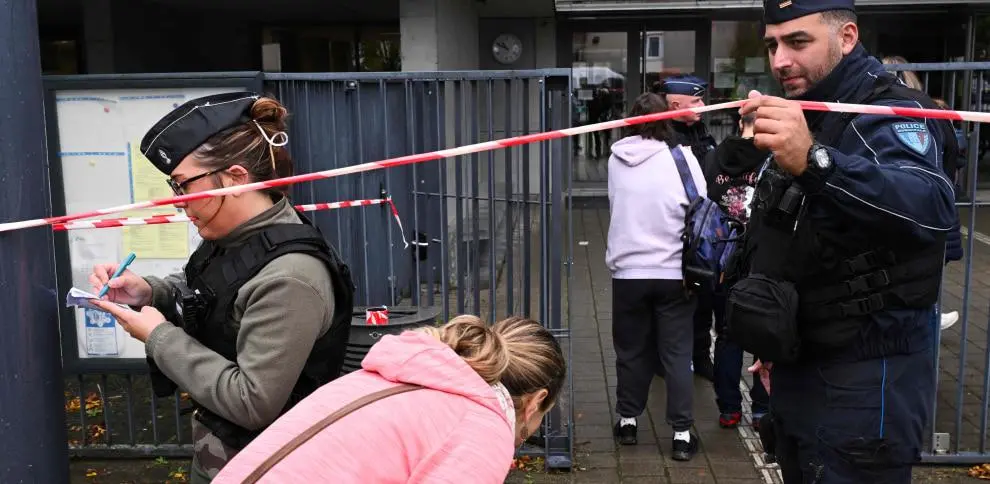 La policía tenía cercado el lugar mientras terminaban de registrar los hechos. FOTO: AFP