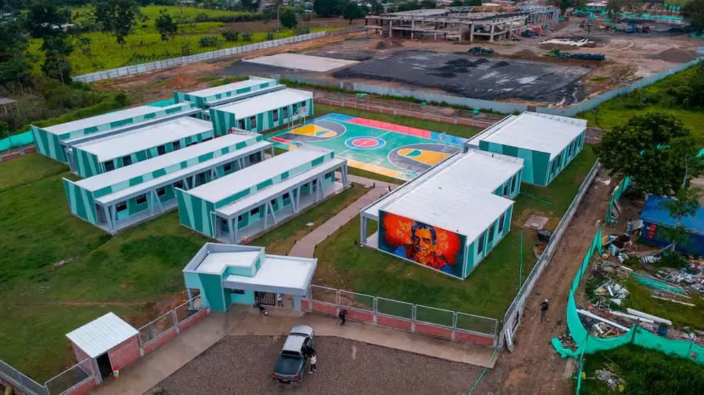 El colegio-universidad de El Tarra fue inaugurado en diciembre de 2025, pero sigue sin entrar en funcionamiento por falta de servicios públicos básicos. FOTO: Presidencia. 