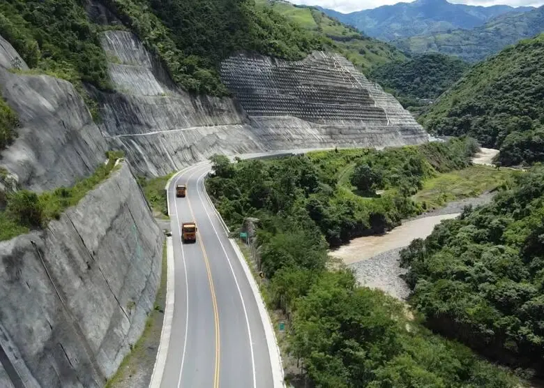 Mientras se realizan las inspecciones, los conductores podrán utilizar como vía alterna el tramo de control, correspondiente a la antigua vía a Dabeiba, que se encuentra habilitado. Foto: ANI