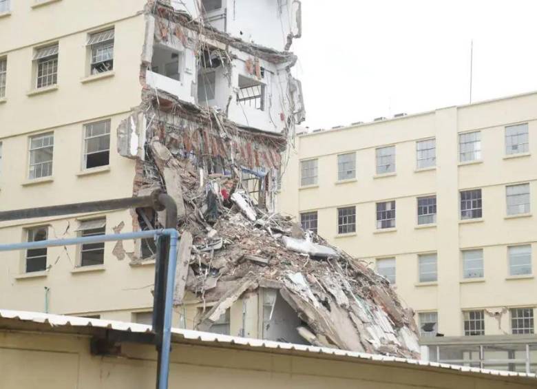Así quedó una nave del Hospital Universitario del Valle, HUV, tras el terremoto del pasado 10 de agosto. Foto: Colprensa