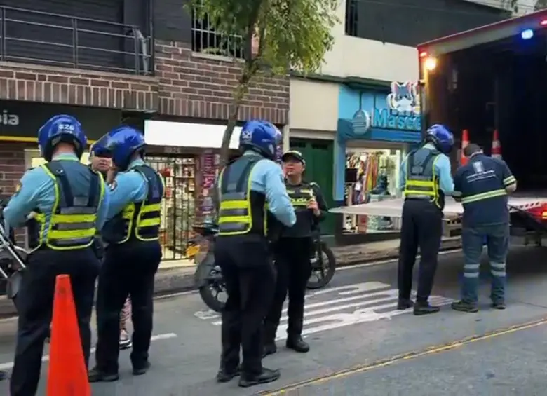 Los agentes de la Secretaría de Movilidad de Medellín vienen interviniendo toda la semana la carrera 45, en Manrique, para evitar las invasiones al carril exclusivo de metroplús. FOTO: CORTESÍA