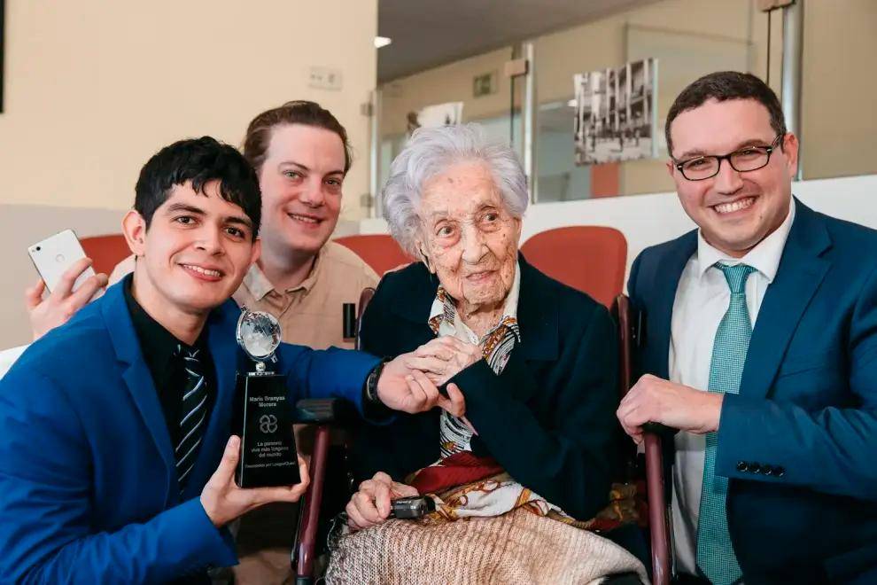 El primero a la izquierda es Fabrizio Villatoro, quien está junto a Maria Branyas Morera, la española que con 115 años en 2023 fue considerada como la persona más longeva del mundo. FOTO: LongeviQuest