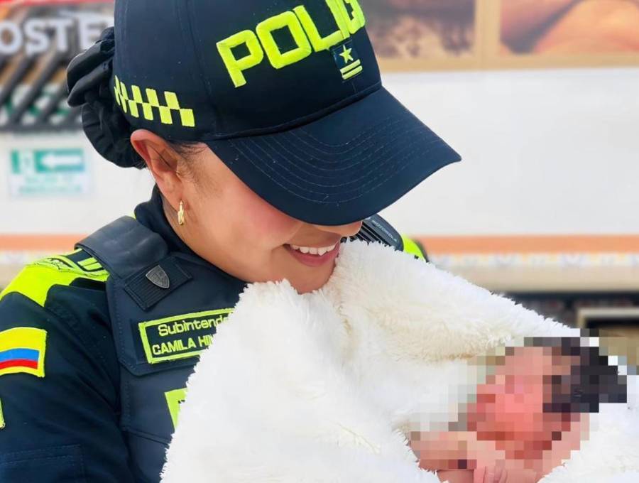 En la imagen, la Subintendente Camila Hinestroza y Gabriela, la recién Nacida. FOTO Policía Metropolitana.