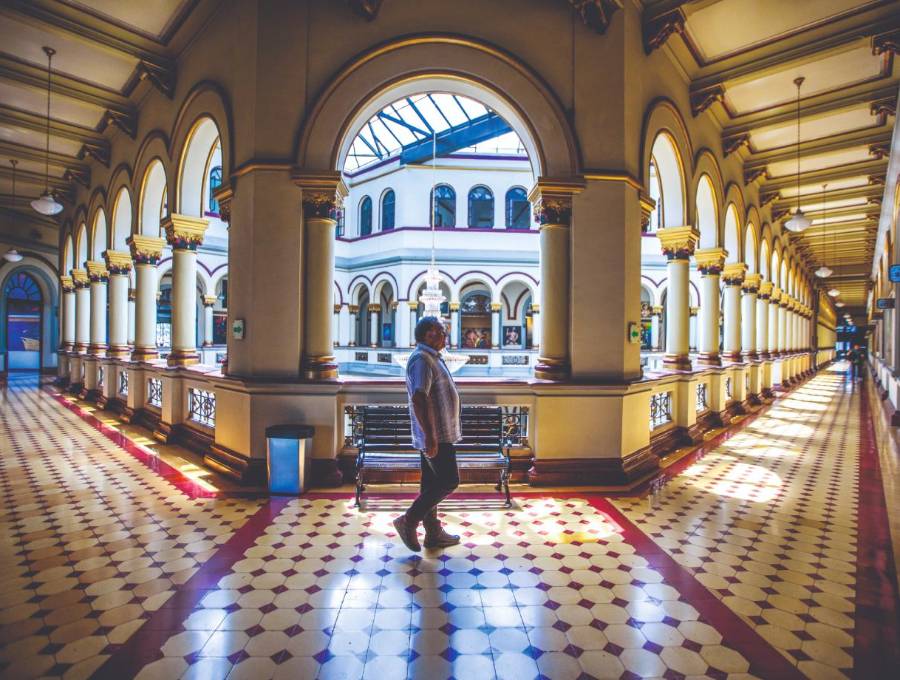 Los largos pasillos del histórico y tradicional Palacio Nacional en el centro de Medellín, que está próximo a cumplir un siglo. FOTO Julio César Herrera.