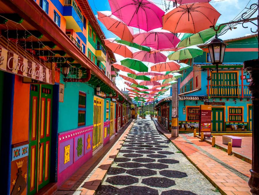 Viajeros recorren destinos rurales como Santa Elena, Guatapé (en la foto) y Jardín, atraídos por la riqueza cultural, paisajística y cafetera de Antioquia. FOTO: Juan Antonio Sánchez