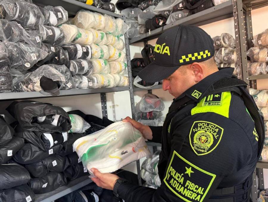 Según la Alcaldía, el objetivo de este tipo de operaciones es afectar la mercancía que llega al mercado ilegal y, a su vez, las ganancias y la organización que permite mantener este tipo de negocios. FOTO Alcaldía de Medellín. 