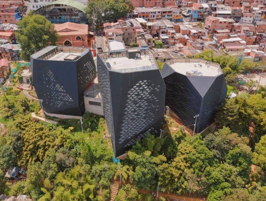 Así luce el renovado Parque Biblioteca Santo Domingo Savio, en el nororiente de la ciudad, que abrió sus puertas tras 11 años. FOTO Alcaldía de Medellín.