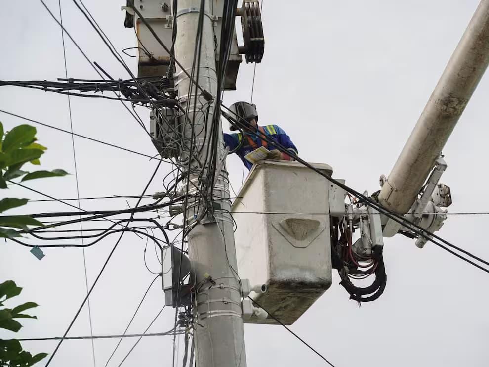 Millones de usuarios en la región Caribe siguen pagando la sobretasa en la factura de energía, pese a los fallos del Consejo de Estado que ordenan su eliminación. FOTO: Air-e.