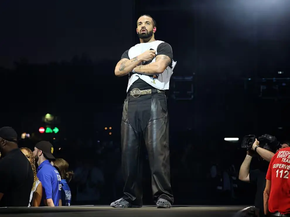 Drake alcanzó nuevos récords de reproducciones en Spotify y otras plataformas de streaming tras el lanzamiento de sus tres álbumes. FOTO: Getty. 