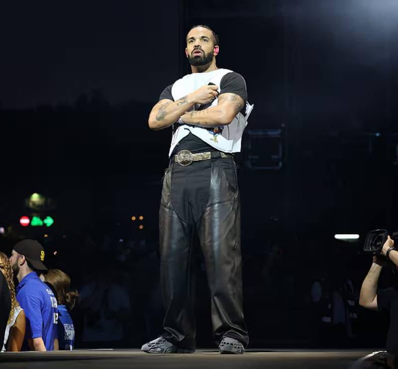Drake alcanzó nuevos récords de reproducciones en Spotify y otras plataformas de streaming tras el lanzamiento de sus tres álbumes. FOTO: Getty. 