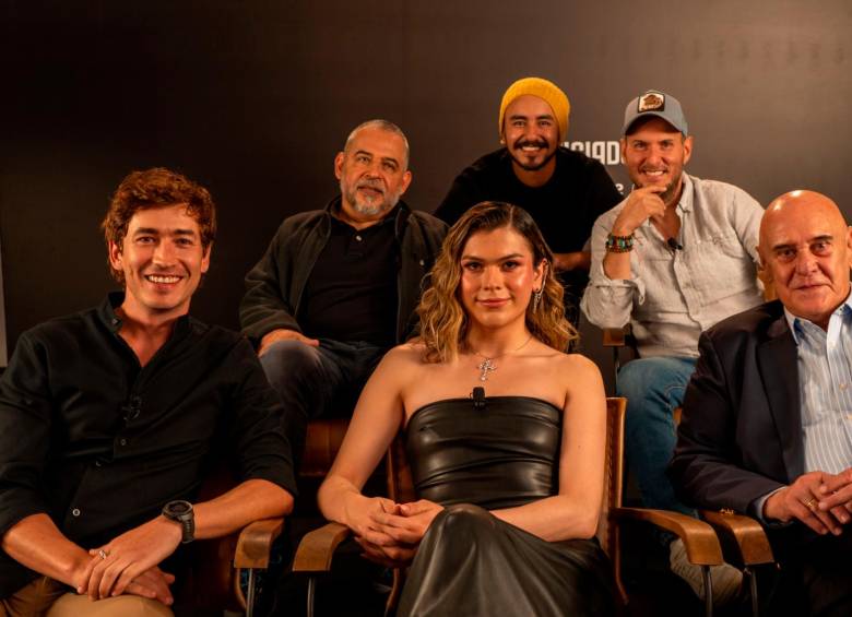 Imagen del elenco principal de Los Iniciados junto al escritor Mario Mendoza y el director Juan Felipe Orozco. FOTO Cortesía Prime Video