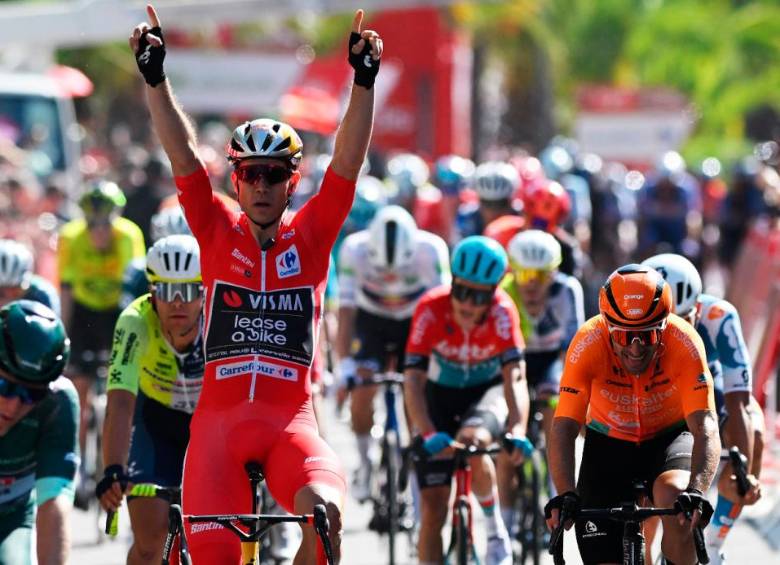 El festejo de Van Aert en la línea de meta de la etapa 3 de la Vuelta a España. FOTO GETTY
