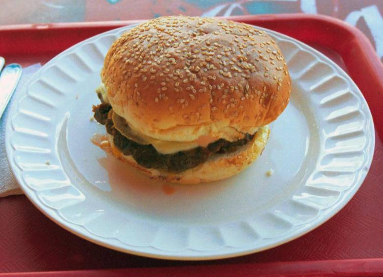 La hamburguesa está compuesta por 300 gramos de carne de res, queso doble crema, tocineta, cebolla, lechuga, papas a la francesa y gaseosa de 250 mililitros. FOTO ARCHIVO EL COLOMBIANO