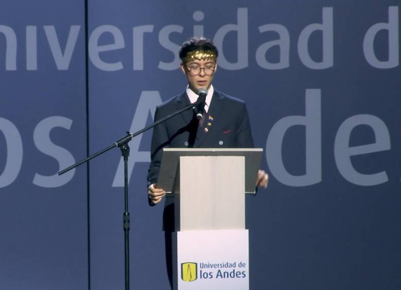 Santiago Ortiz durante su discurso en la ceremonia de grados de la Universidad de los Andes. FOTO: Captura de video X @uniandes