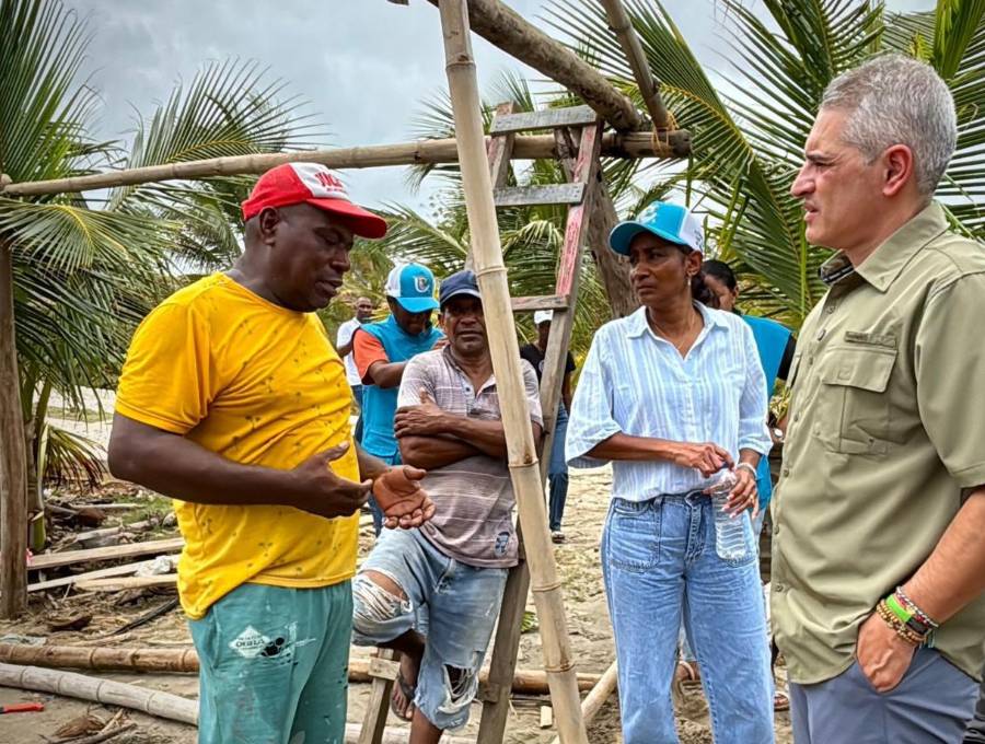 Algunas de las familias damnificadas por las emergencias expresándole su situación al gobernador de Antioquia, Julián Andrés Rendón. FOTO Dagran. 