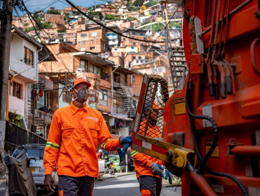 Para más información sobre el nuevo horario de recolección de basuras en algunos barrios de Medellín, puede escribir a la línea de WhatsApp 3044037188. FOTO Emvarias. 