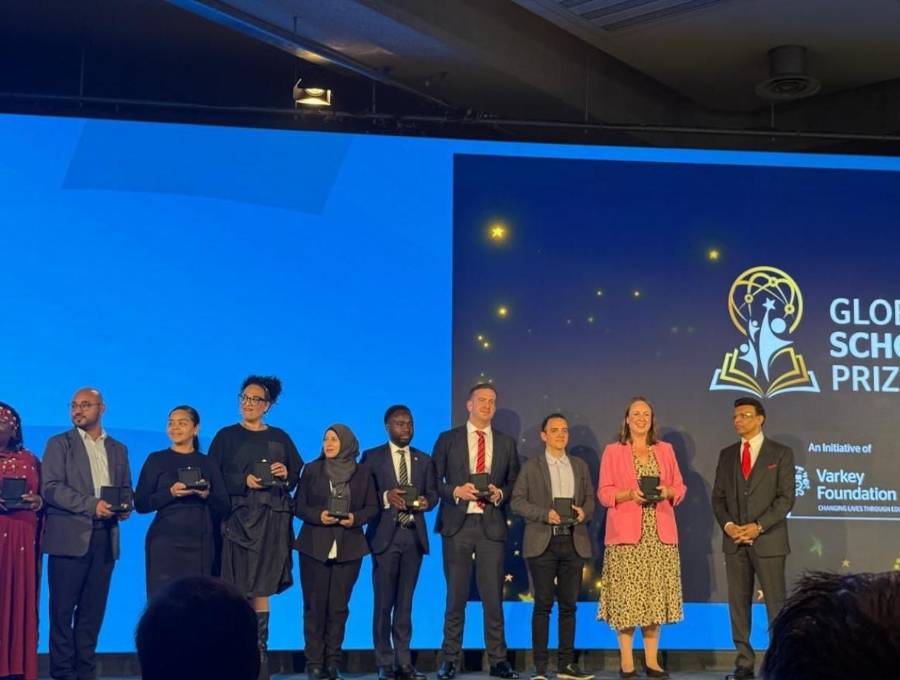 El docente Alexánder Echeverri, a la izquierda de la señora con blusa rosa, recibiendo el premio en Londres en el Global Schools Prize 2026. FOTO Cortesía